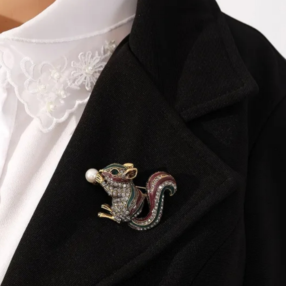 🥳 TRADED! Adorable Squirrel Brooch/Pendant - Picture 2 of 5